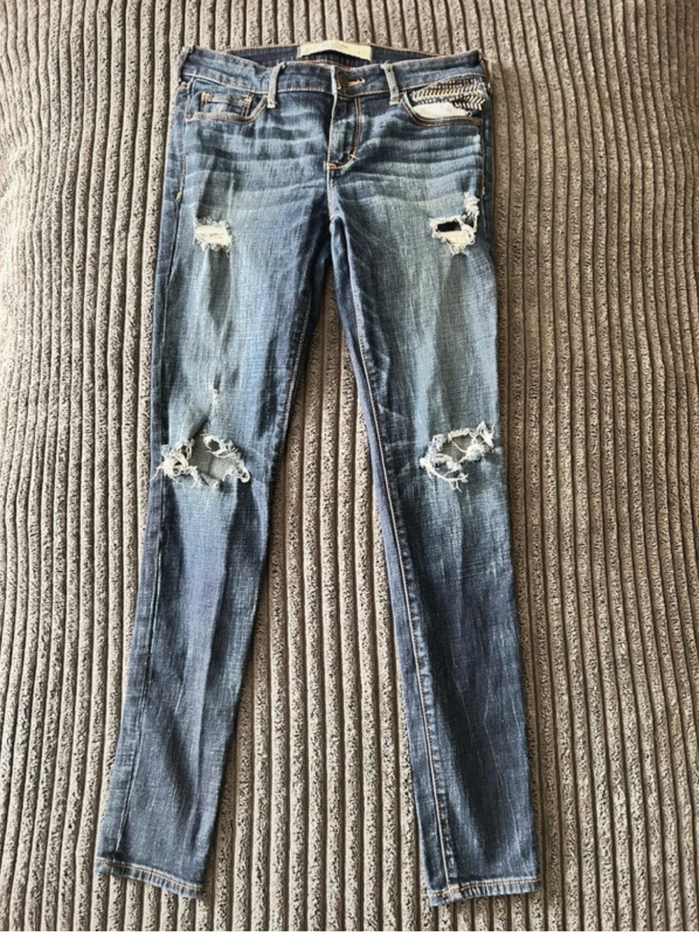 Women's Abercrombie & Fitch ripped Jeans
Size 4